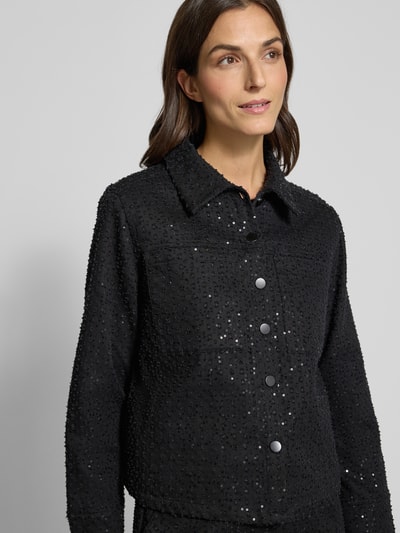 Frauenmodel trägt Jacke mit Pailletten Modell 'SHOW' von FREE/QUENT in Schwarz, Baumwolle, Knopfleiste, Nahaufnahme Oberkörper.