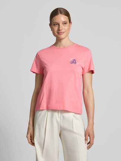 Frauenmodel trägt Regular Fit T-Shirt aus reiner Baumwolle von Tom Tailor in Optik: Unifarben mit Motiv-Print, Rundhals-Ausschnitt, Kurzarm, Material: Reine Baumwolle, Ganzkörperansicht von vorne.