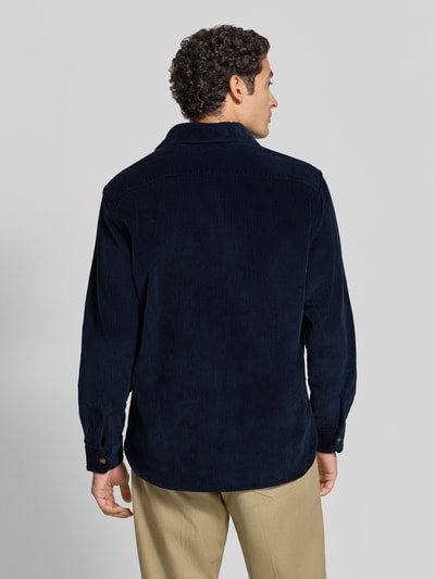 Männermodel trägt Regular Fit Hemdjacke aus Cord mit Kentkragen von Christian Berg Men in Dunkelblau, Rückenansicht, reine Baumwolle.
