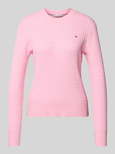 Produktfoto, Slim Fit Pullover aus reiner Baumwolle von Tommy Hilfiger in Rosa, Zopfmuster, Rundhals, Strickoptik, Logo-Detail