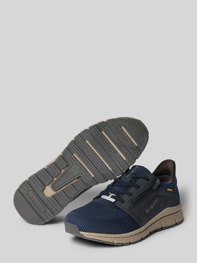Produktfoto, Sneaker mit Logo-Detail Modell 'Sonic' von bugatti in Dunkelblau mit Schnürverschluss, Reißverschluss, profilierter Sohle und abgerundeter Passform, Größenangaben laut Kontext