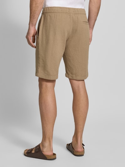 Männermodel trägt Shorts mit elastischem Bund und Tunnelzug von MCNEAL aus Baumwoll-Mix, Regular-Fit, Ganzkörperansicht Rückansicht.