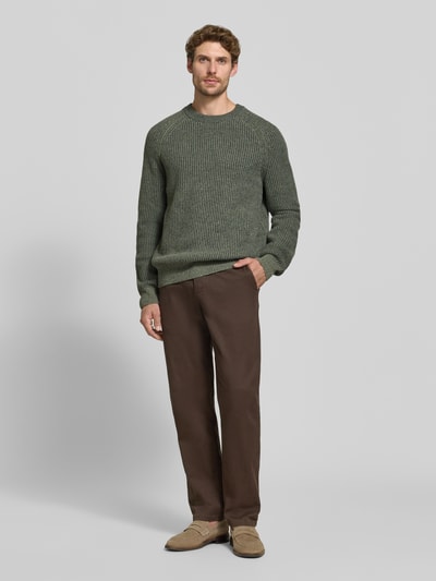 Männermodel trägt Regular Fit Pullover aus Woll-Mix Modell 'Kepler' von BOSS Orange in Khaki mit grober Struktur, Ganzkörperansicht von vorne.