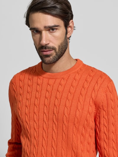 Männermodel trägt Strickpullover mit gerippten Abschlüssen von Christian Berg Men in Orange, Reine Baumwolle, Regular-Fit, Nahaufnahme Oberkörper.
