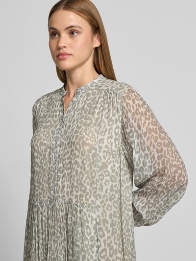 Frauenmodel trägt Midikleid mit Allover-Animal-Print von Lala Berlin aus semitransparenter Viskose, Knopfleiste, Relaxed Fit, Nahaufnahme Oberkörper.
