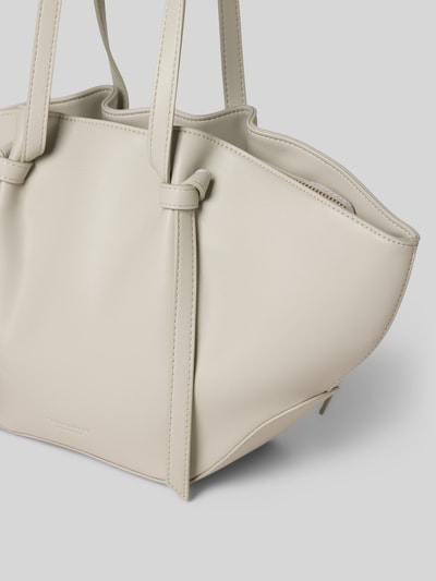 Produktfoto, Torba shopper z detalem z logo model 'RYD' od Seidenfelt, główna przegroda z zamkiem błyskawicznym, kolor jasny beż, szerokość w rozmiarze 1: 40 cm, długość w rozmiarze 1: 23 cm, głębokość w rozmiarze 1: 12 cm, długość paska na ramię w rozmiarze 1: 59 cm