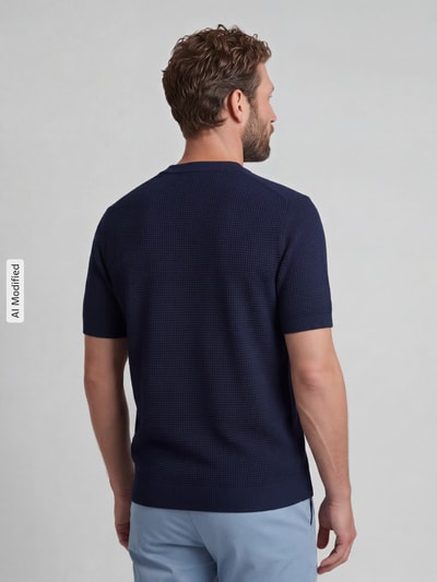 Männermodel trägt Regular Fit T-Shirt aus reiner Baumwolle von MCNEAL in Dunkelblau mit Strukturmuster, Rückenansicht, Ganzkörperansicht Rückansicht.