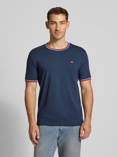 Männermodel trägt T-Shirt mit Kontraststreifen und Rundhalsausschnitt von Christian Berg Men, Baumwoll-Elasthan-Mix, Regular-Fit, Rückenlänge bei Größe M 71 cm, Ganzkörperansicht von vorne.