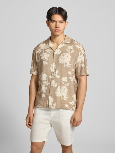 Männermodel trägt Regular Fit Freizeithemd aus Viskose-Mix von REVIEW, beige mit Blumenmuster, Knopfleiste, Reverskragen, 1/2-Arm, Ganzkörperansicht von vorne. Rückenlänge bei Größe M: 74 cm, Schulterbreite: 54 cm, Ärmellänge: 30 cm.