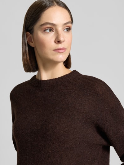 Frauenmodel trägt Relaxed Fit sweter z dzianiny z mieszanki wełny i alpaki od FREE/QUENT, okrągły dekolt, prążkowane wykończenia, ciemny brąz, Długość tyłu w rozmiarze S: 58 cm, Długość rękawów w rozmiarze S: 56 cm, nahaufnahme górnej części ciała.