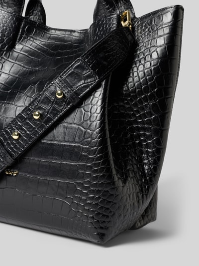 Produktfoto, strukturierte schwarze Handtasche aus Leder mit Label-Detail Modell 'ESSENTIAL' von Abro, goldene Details, Nahaufnahme, verstellbarer Schultergurt, Magnetverschluss, Reißverschlusstasche und 30x33x18 cm Größe.