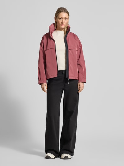 Frauenmodel trägt Jacke mit Stehkragen von khujo in Rosa, Regular-Fit mit Reißverschluss und Reißverschlusstaschen, Rückenlänge 60 cm, Schulterbreite 51 cm, Brustweite 50 cm, Ärmellänge 54 cm, Ganzkörperansicht von vorne.