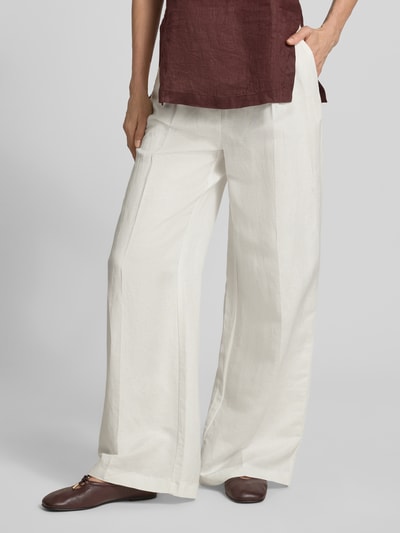 Frauenmodel trägt Wide Leg Hose aus Leinen-Mix mit Gürtel von Christian Berg Woman Selection, cremefarben, Leinen-Viskose-Anteil, Ganzkörperansicht von vorne.