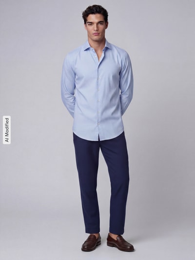 Männermodel trägt Slim Fit Business-Hemd mit Strukturmuster und Kentkragen von Jake*s, hellblaue Baumwolle, Ganzkörperansicht von vorne.