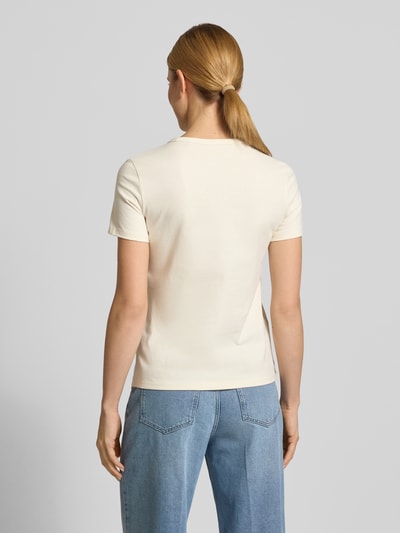Vrouwenmodel draagt Regular Fit T-shirt met logoprint model 'Alma' van Mustang, puur katoen, dames, ruglengte maat S 60 cm, geheel van achteren