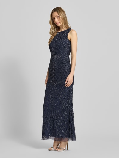 Frauenmodel trägt Maxikleid mit Perlen und Rundhalsausschnitt von LACE & BEADS aus dunkelblauem Mesh, figurbetont, Ganzkörperansicht von vorne. Rückenlänge 146 cm, Brustweite 42 cm bei Größe S.