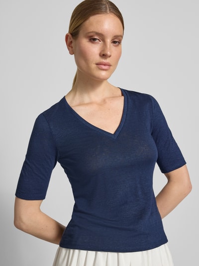 Frauenmodel trägt Regular Fit T-Shirt aus Leinen-Mix Modell 'OPZIONE' von Weekend Max Mara, mehrfarbig, V-Ausschnitt, Feinstrick, Logo-Print, Ganzkörperansicht von vorne.