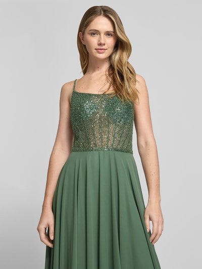 Frauenmodel trägt Abendkleid mit Pailletten von Hey Kyla in Grün, taillierter Schnitt, Chiffon, Rundhals, Nahaufnahme Oberkörper.