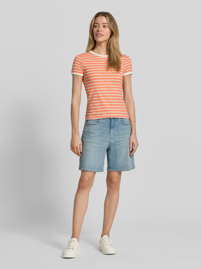 Frauenmodel trägt Regular Fit T-Shirt aus Baumwoll-Mix von Tom Tailor Denim, Mehrfarbig, Gestreift, Rundhals, Kurzarm, Jersey; Ganzkörperansicht von vorne.