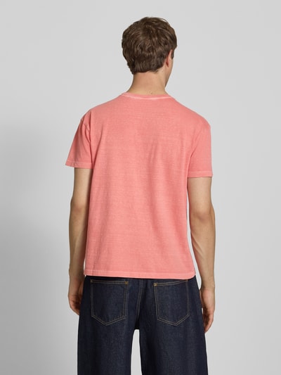Männermodel trägt T-Shirt aus Baumwoll-Leinen-Mix mit Brusttasche von Superdry in Rosa, strukturierte Oberfläche, Regular-Fit, Rückenlänge 66 cm bei Größe M, Ganzkörperansicht Rückansicht.