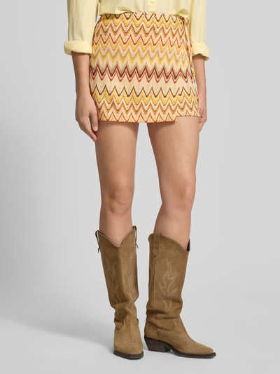 Frauenmodel trägt Minirock im Stufen-Look von Gina Tricot, Material-Mix mit Stretch-Anteil, A-Linie, elastischer Bund, Ganzkörperansicht von vorne.