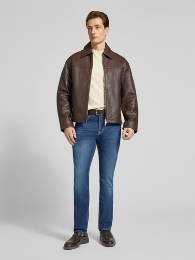 Mannenmodel draagt Regular Fit Jeans uit katoenmix van MAC, blauwe denim met contrastnaden, 5-pocketmodel, labelpatch, frontale totaalbeeld.