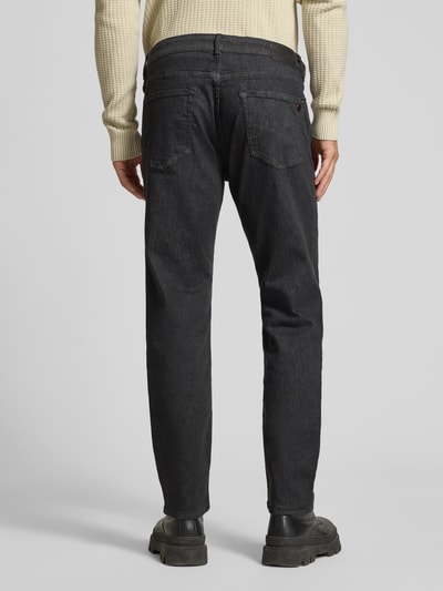 Mannelijk model draagt Straight Fit Jeans met Gabardine-Optik van BOSS Orange, unikleuren denim, regular fit, straight leg, 5-pocket-design, volledig achteraanzicht.