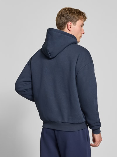 Männermodel trägt Regular Fit Sweatjacke aus Baumwoll-Mix mit Teddyfutter von REVIEW, dunkelblau, Rückenansicht, Ganzkörperansicht Rückansicht.