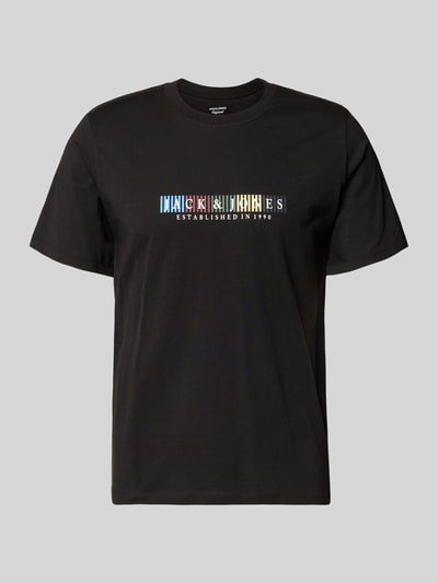 Produktfoto, schwarzes T-Shirt aus Bio-Baumwolle Modell 'NANTUCKET' von Jack & Jones mit buntem Label-Print auf der Brust, gerader Schnitt