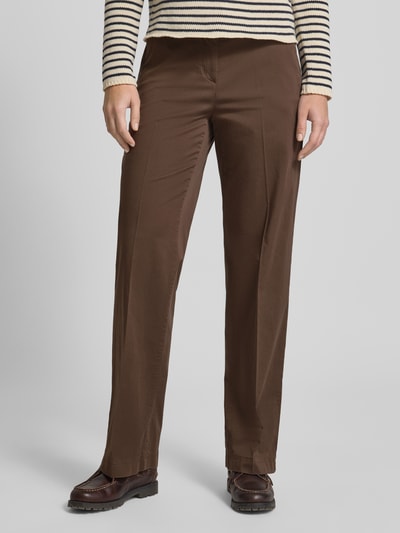 Vrouwenmodel draagt Chino met Bügelfalten van Brax, regular fit, katoenmix met lyocell, sierzakken, bruin, detailopname voorkant.