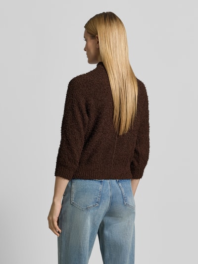 Frauenmodel trägt Pullover mit kleinem Stehkragen Modell 'Punew' von OPUS, braun, Material-Mix, Gerader-Schnitt, Gerippte-Abschlüsse, Ganzkörperansicht Rückansicht
