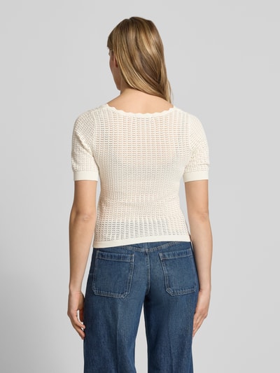 Frauenmodel trägt Damen T-Shirt aus reiner Baumwolle Modell 'SCOUT' von Pieces, Optik: Unifarben, Struktur-Muster, Kurzarm, Strick, Slim-Fit, semitransparente-Optik, U-Ausschnitt, Ärmelabschluss und Rumpfabschluss: Gerippt, Ganzkörperansicht Rückansicht.