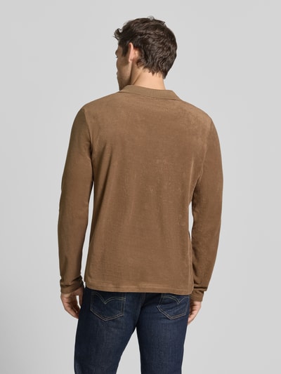 Mannenmodel draagt shirt met lange mouwen van puur katoen, slim fit, Model 'BOLL' van CINQUE, polokraag, v-hals, ruglengte maat M 57 cm, Ganzkörperansicht Rückansicht.