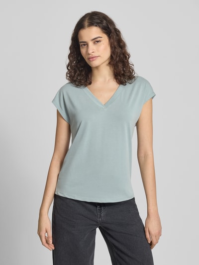 Frauenmodel trägt Loose Fit T-Shirt aus Modal-Mix Modell 'FREE' von Only, unifarben, V-Ausschnitt, kurzarm, Ganzkörperansicht von vorne.