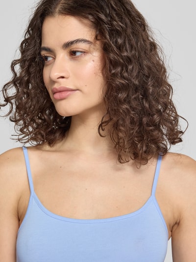 Modelka nosi Slim Fit Top mit Spaghetti-Träger von Review, bawełniana elastyczna tkanina, krój slim fit, regulowane ramiączka, zbliżenie górnej części ciała.