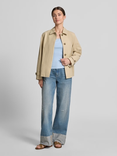 Frauenmodel trägt Regular Fit Top mit Spitzenbesatz von Jake*s Casual, hellblau, ärmelloses Design, kombiniert mit Jeans, Ganzkörperansicht von vorne. Rückenlänge bei Größe S: 37 cm, körpernahe Passform.
