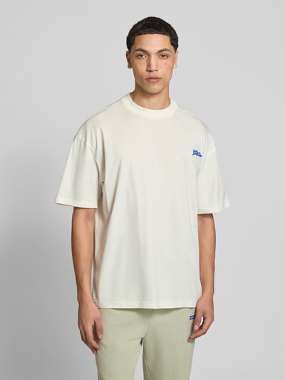 Męski model nosi Oversized T-Shirt aus reiner Baumwolle Modell 'Nohatio' von HUGO, jednokolorowy, krój oversized, okrągły dekolt, krótki rękaw, aplikacja z metką, dżersej z bawełny, przód, całkowity widok.