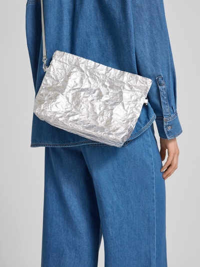 Frauenmodel trägt Clutch mit abnehmbarem, verstellbarem Schulterriemen Modell 'ALUNCHBOX1' von MAX&Co., Schimmernd-Optik, Struktur, Satin, Ganzkörperansicht Rückansicht.