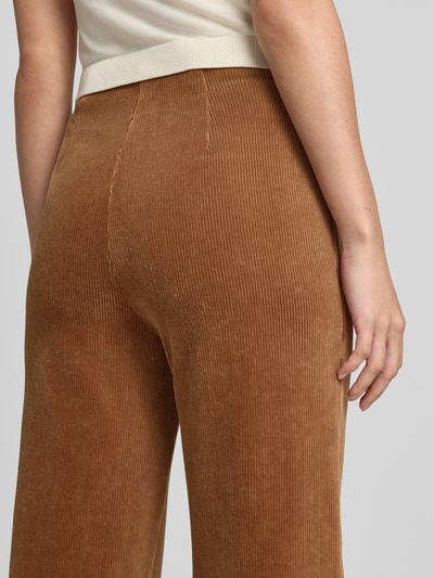 Vrouwenmodel draagt Regular Fit corduroy broek uit katoenmix model 'ELAINE' van Raffaello Rossi, Dames corduroy broek, detailopname.