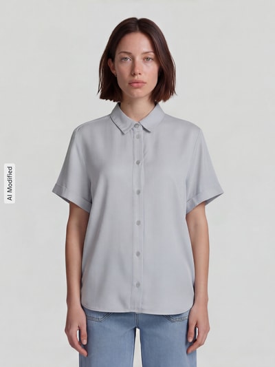 Frauenmodel trägt Regular Fit Hemdbluse mit 1/2-Arm von Jake*s Casual, hellgrauer Viskose-Mix, Kentkragen, Knopfleiste, Ganzkörperansicht von vorne.