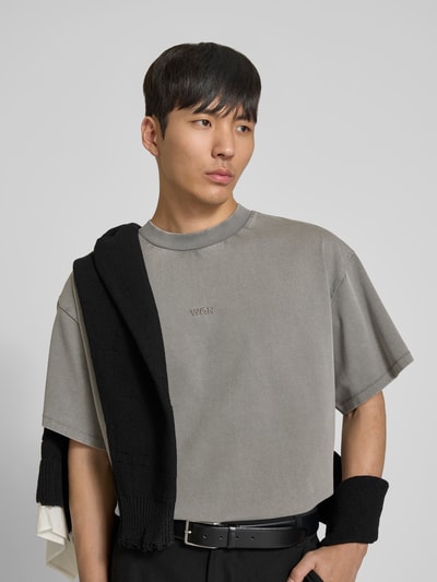 Männermodel trägt Relaxed Fit T-Shirt mit Logo-Stitching von WON HUNDRED in Grau, reine Baumwolle, Rundhalsausschnitt, Nahaufnahme Oberkörper.