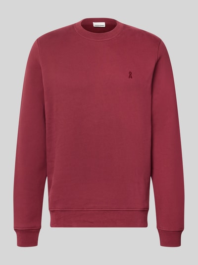 Produktfoto, Regular Fit Sweatshirt aus reiner Baumwolle Modell 'BAARO' von ARMEDANGELS in Dunkelrot, glatte Oberfläche, minimalistische Form. Herren Sweatshirt.