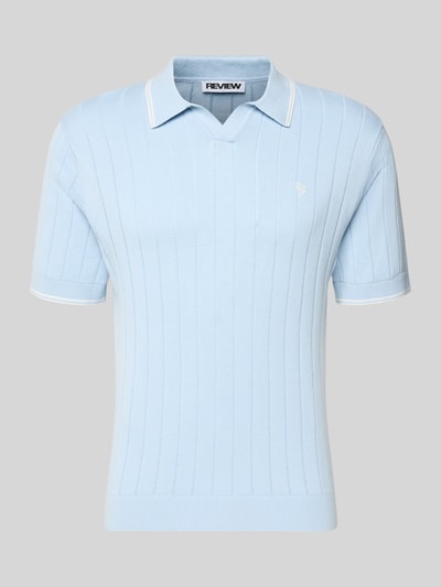 Produktfoto, Slim Fit Polo-Strickshirt mit Logo-Stickerei von REVIEW in Hellblau, reine Baumwolle, Ripp-Optik, kurze Ärmel, schlichter Look.