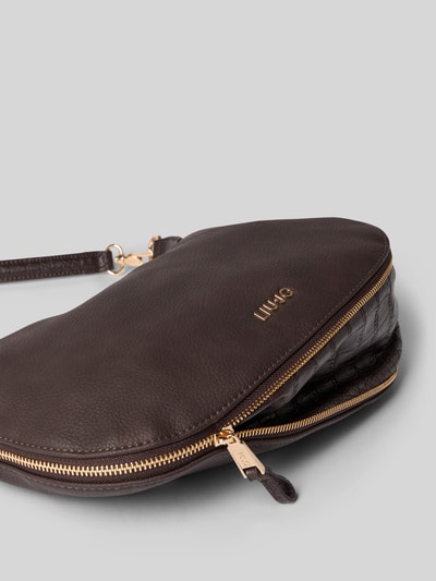 Produktfoto, Shoulder Bag in Leder-Optik Modell 'Kaliska' von Liu Jo White, dunkles Braun, Reißverschluss, Logo-Detail, strukturierte Oberfläche
