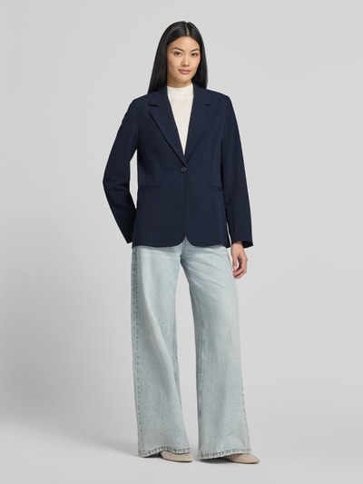 Frauenmodel trägt Relaxed Fit Blazer mit Reverskragen Modell 'Danta' von B.Young, Material-Mix mit Viskose-Anteil, Knopfverschluss, Paspeltaschen, dunkelblau, helle Jeans, Ganzkörperansicht von vorne.
