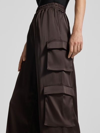 Frauenmodel trägt Loose Fit Stoffhose mit elastischem Bund Modell 'darzi' von Gestuz, Material-Mix mit Stretch, Cargotaschen, Nahaufnahme Oberkörper