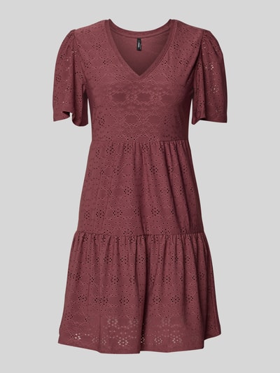 Produktfoto, Mini-Freizeitkleid mit Lochstickmuster Modell 'SMILLA LIFE' von Only, Farbe Bordeaux, Optik: Unifarben, Regular-Fit, Mini-Länge, V-Ausschnitt, Lochstickmuster, Trennnähte, Kurzarm