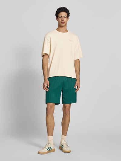 Männermodel trägt Oversized T-Shirt mit Logo-Stitching von KARL KANI aus Reine Baumwolle, Oversized-Fit, Rundhalsausschnitt, Herren T-Shirt, Vorderansicht, Rückenlänge bei Größe M 65 cm.