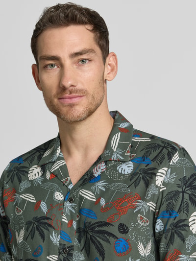 Männermodel trägt Regular Fit Freizeithemd aus reiner Viskose von Tom Tailor, Optik:Allover-Muster, Resortkragen, Nahaufnahme Oberkörper.
