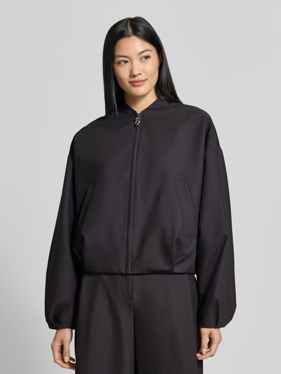 Vrouwenmodel draagt zwarte Regular Fit Bomberjacke met tweewegritssluiting model 'Antean-1' van HUGO, Dames bomberjack, frontale lichaamsoverzicht